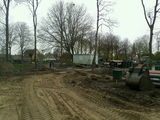 Het terrein op.