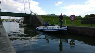 De sluis bij Medemblik om daarna de Wieringermeer in te varen