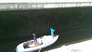 De sluis bij Medemblik om daarna de Wieringermeer in te varen